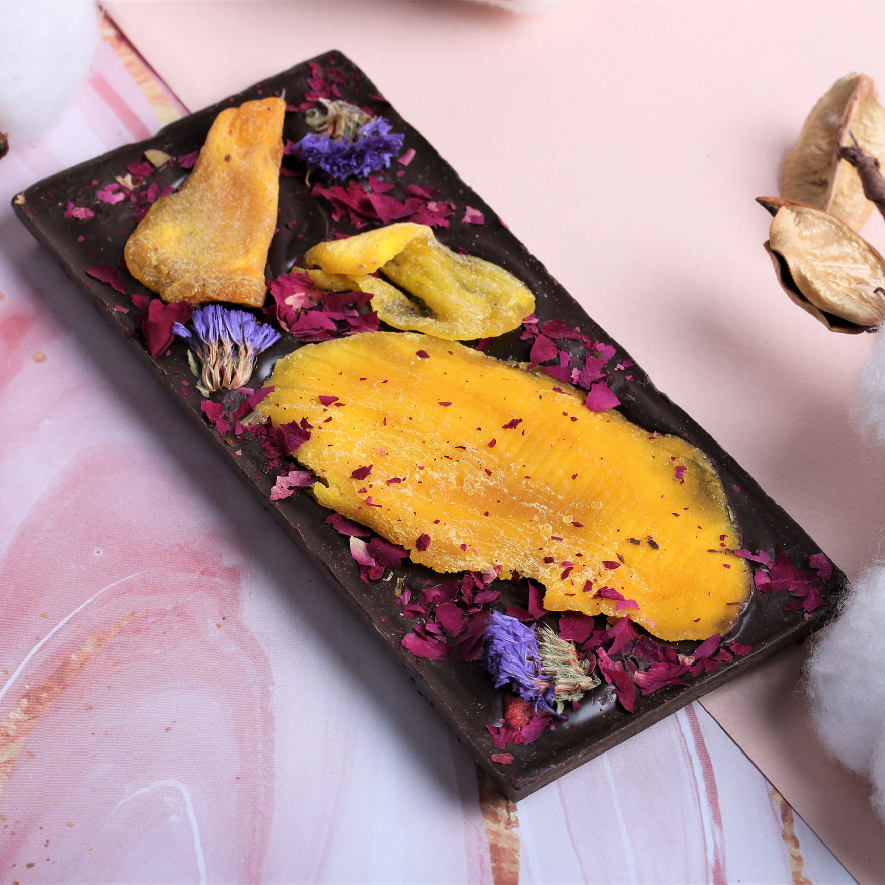 картинка Темный шоколад с сушеным манго, джекфрутом, лепестками цветов 100 г от магазина Тринитарио