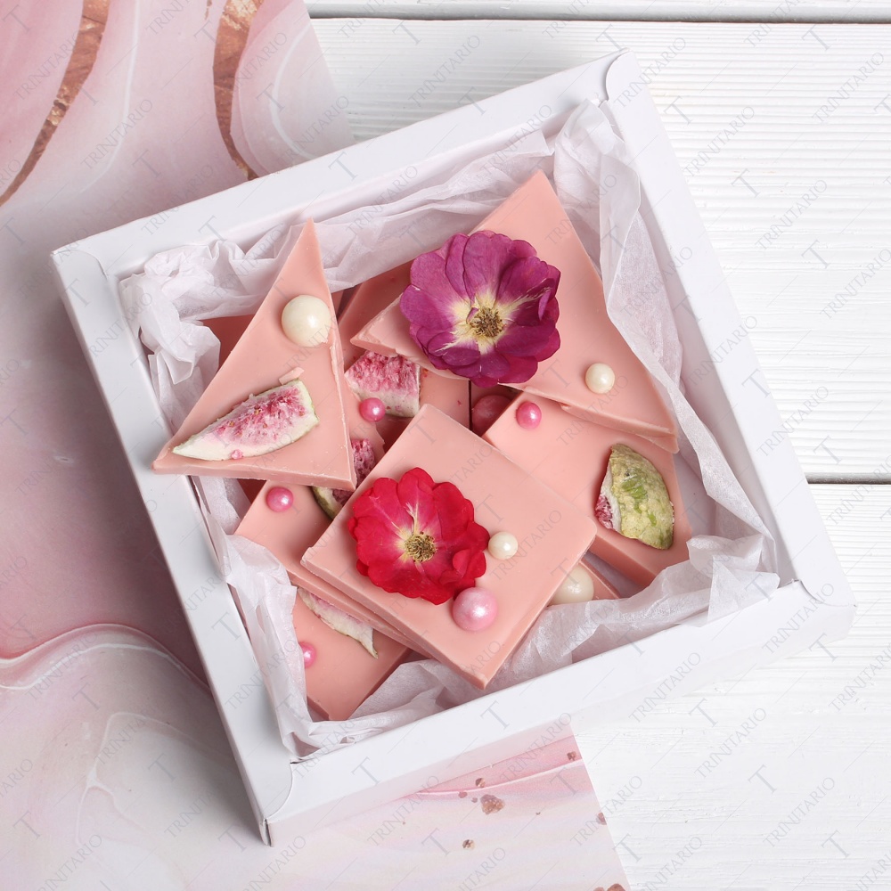Колотый розовый шоколад с инжиром, цветами и сахарной посыпкой Нежное соцветие 100 г  фото 2